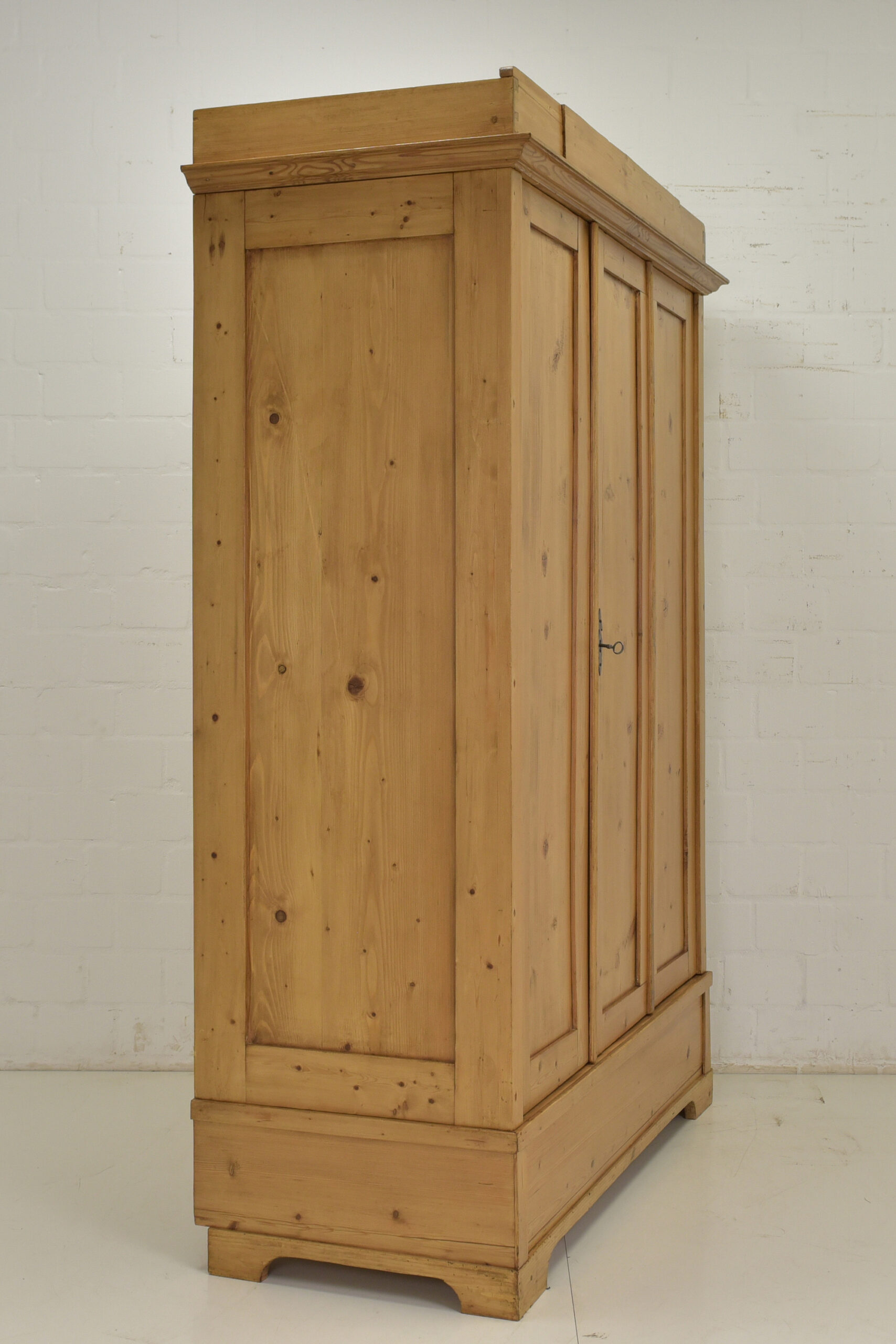 Antik! Dielenschrank Restauriert Jugendstil Um 1900 Weichholz Kleiderschrank pertaining to Antike Kleiderschränke