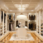 Begehbarer Kleiderschrank Im Klassischen Stil, Luxuriös | Idfdesign With Regard To Begehbarer Kleiderschrank Luxus