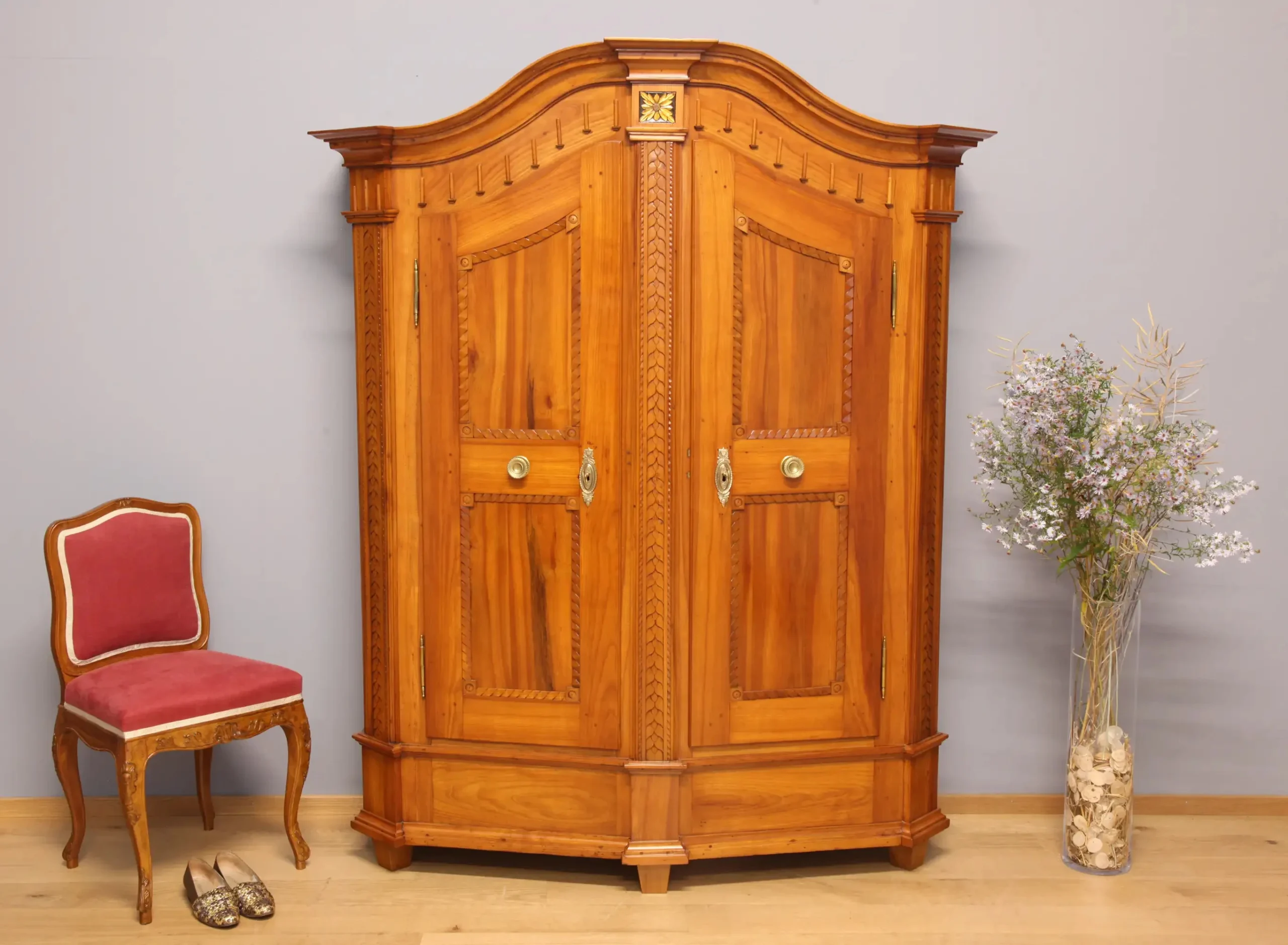Bodenseeschrank Aus Kirschbaum Mit Bandschnitzereien Throughout Kleiderschrank Kirschbaum