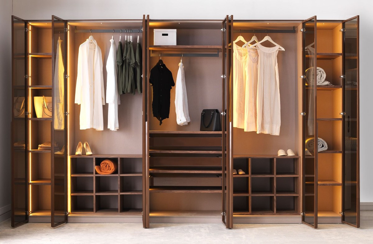 Casa Padrino Luxus Schlafzimmerschrank Dunkelbraun 360 X 62 X H. 230 Cm -  Beleuchteter Kleiderschrank Mit 8 Glastüren - Schlafzimmer Möbel - Hotel Regarding Kleiderschrank Braun