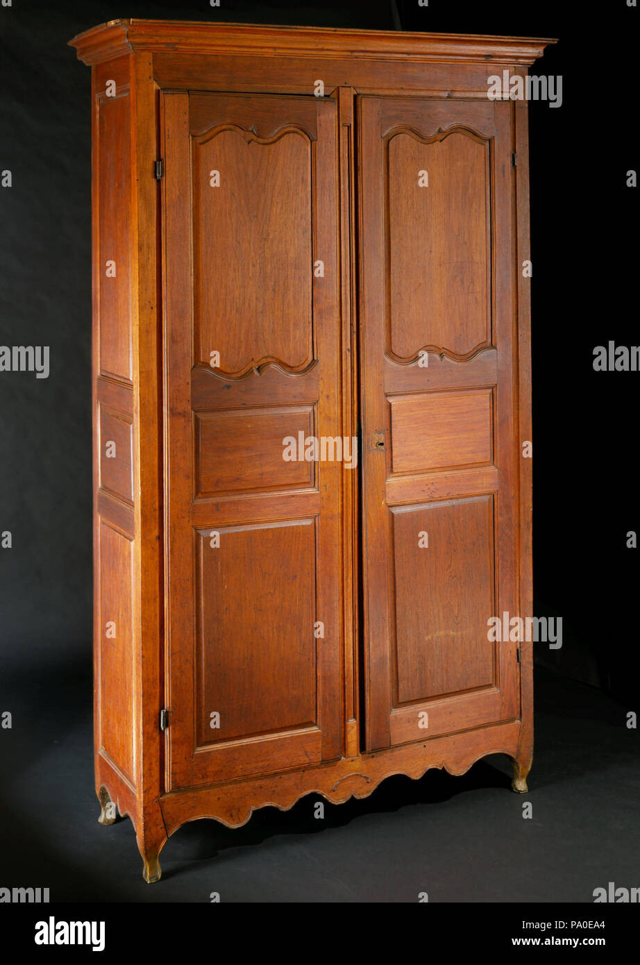 Englisch: Französisch-Kolonialen Nussbaum Schrank Durch with Kleiderschrank Auf Englisch
