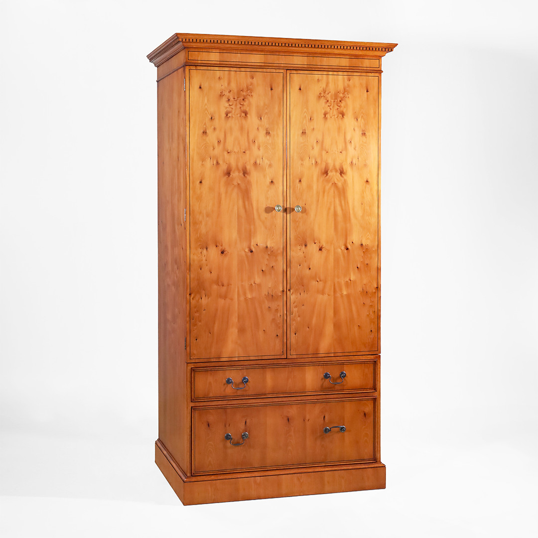 Englische Möbel Bei Morris: Handgefertigter Englischer Kleiderschrank throughout Kleiderschrank Auf Englisch