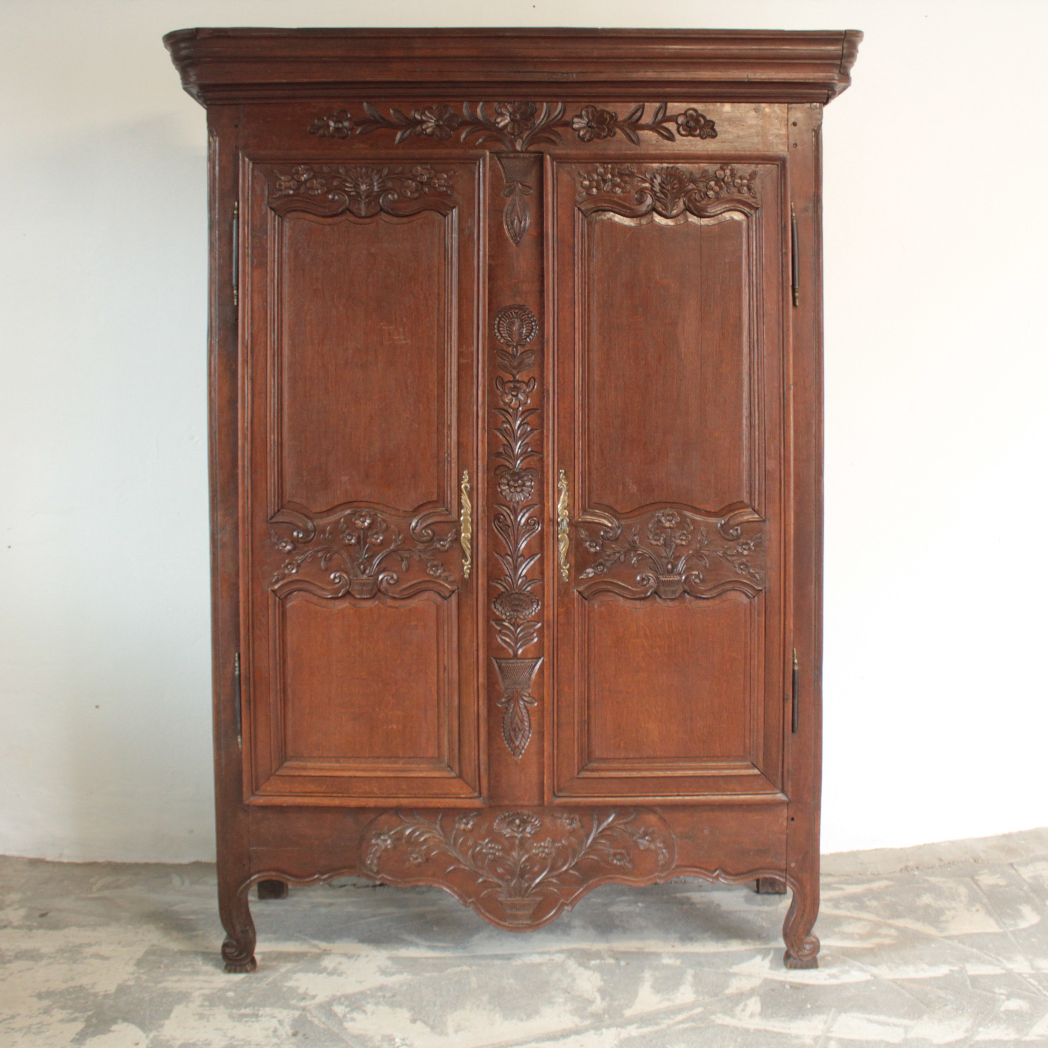 Kleiderschrank Antik Massiv Eiche Floral Kleiderstange Um 1840 Within Antike Kleiderschränke