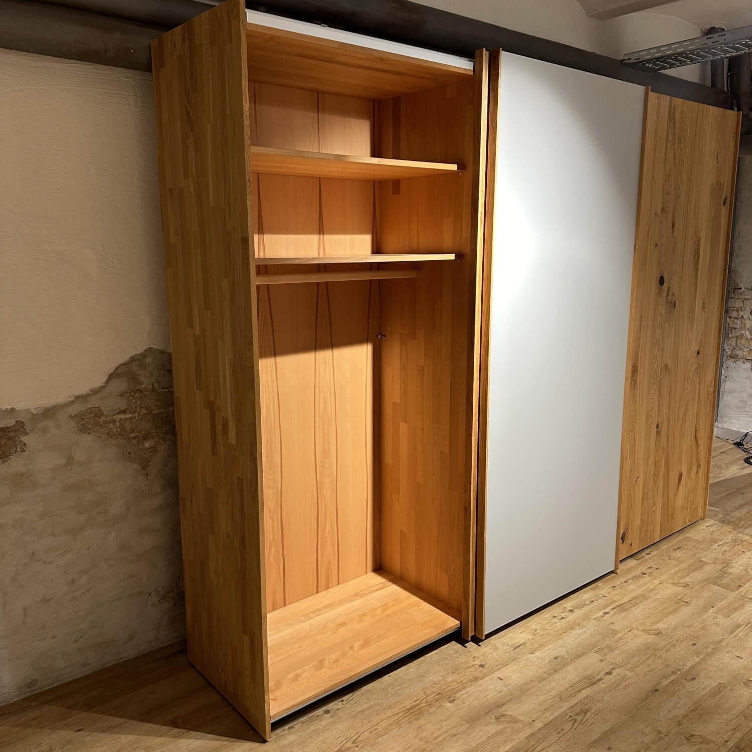 Kleiderschrank Soft Mit Schwebetüren In Eiche Wild Natur Geölt Innen Buche  Natur Farbglas Hellgrau Matt with regard to Team 7 Kleiderschrank